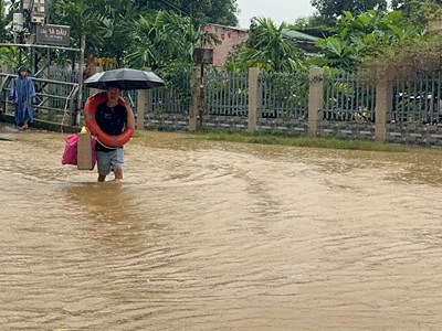 Mực nước ở các sông Quảng Ngãi đang lên, nhiều tuyến đường chìm trong nước