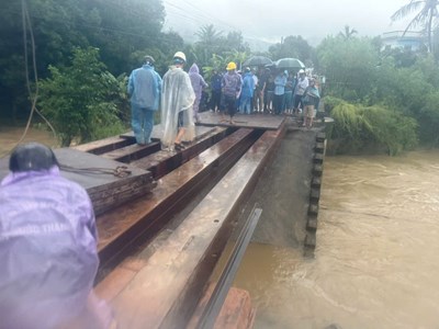 Khẩn trương lắp dựng cầu tạm, phục vụ đi lại cho người dân bị cô lập