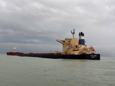 Triển khai các biện pháp ứng cứu tàu hàng hơn 170.000 tấn quặng sắt mắc cạn