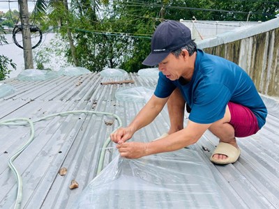 Người dân Quảng Ngãi dùng bao nước chèn mái nhà chống bão