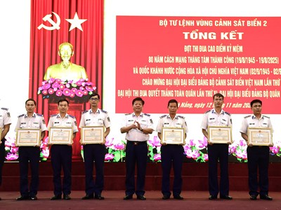 Bộ Tư lệnh Vùng Cảnh sát biển 2 khen thưởng tập thể, cá nhân có thành tích xuất sắc