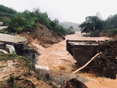 Cầu gãy đôi, cô lập hơn 280 hộ dân ở miền núi Quảng Ngãi