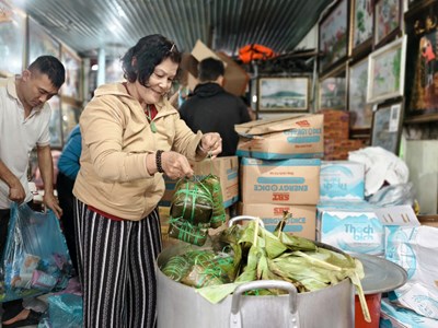 Cùng nhau gói bánh tét, chuẩn bị nhu yếu phẩm hỗ trợ đồng bào vùng lũ Đắk Lắk, Gia Lai