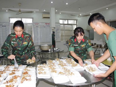 Bếp cơm ấm lòng người dân vùng lũ