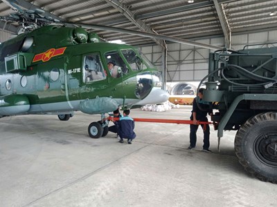 Sư đoàn 372 dùng trực thăng cứu trợ đồng bào vùng lũ Đắk Lắk