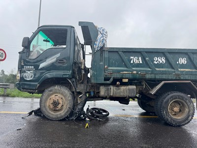 Vượt đèn đỏ, một người tử vong tại chỗ sau va chạm ô tô