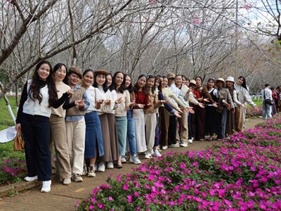 Hàng nghìn du khách đổ về Khu du lịch Măng Đen trong ngày đầu nghỉ lễ Tết Dương lịch