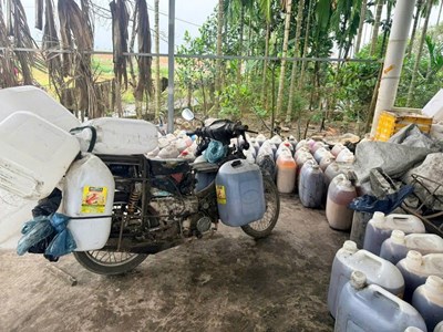 Tạm giữ hơn 1,9 tấn dầu, mỡ và nhớt thải trái phép
