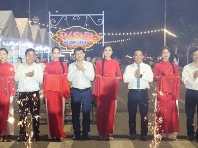 Khai trương phố đi bộ Mỹ Khê bên bờ biển Quảng Ngãi