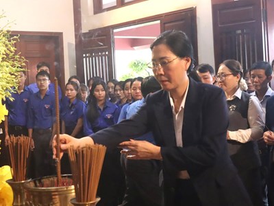 Thành kính dâng hương tưởng niệm Thủ tướng Phạm Văn Đồng và chí sĩ yêu nước Huỳnh Thúc Kháng