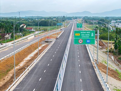 Tạm dừng thông xe cao tốc Quảng Ngãi – Hoài Nhơn để bảo đảm an toàn tuyệt đối