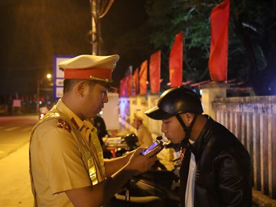 Giáp Tết, lực lượng CSGT siết chặt nồng độ cồn