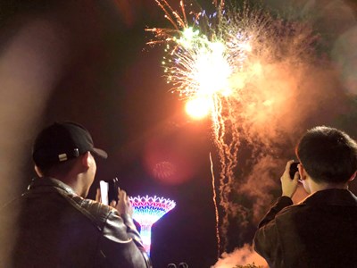 Pháo hoa rực rỡ bầu trời Quảng Ngãi chào đón năm mới Bính Ngọ