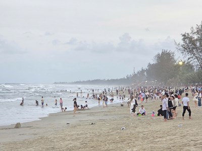 Chiều mùng 5 Tết, biển Mỹ Khê xảy ra vụ đuối nước nghiêm trọng