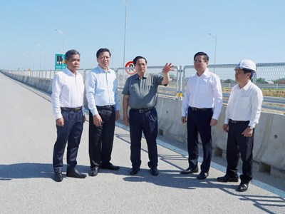 Thủ tướng Phạm Minh Chính kiểm tra cao tốc Quảng Ngãi – Hoài Nhơn, thúc tiến độ về đích đúng hẹn