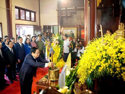 Dâng hương kỉ niệm 120 năm Ngày sinh Thủ tướng Phạm Văn Đồng