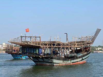 Hai tàu cá Quảng Ngãi trôi dạt trên biển, lực lượng chức năng khẩn trương hỗ trợ
