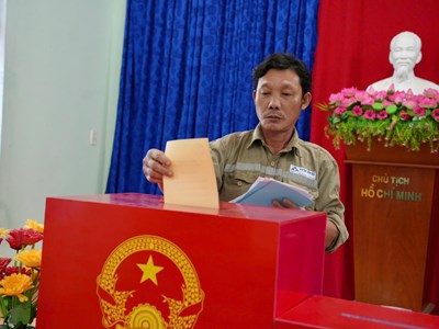 Công nhân Dung Quất nô nức tham gia bầu cử sớm