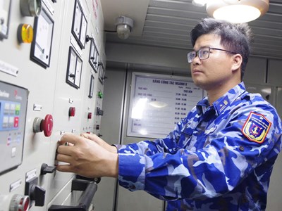 Người lính kỹ thuật và những đêm không ngủ giữa đại dương