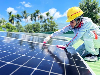 Quảng Ngãi tăng cường tiết kiệm điện, thúc đẩy phát triển điện mặt trời mái nhà