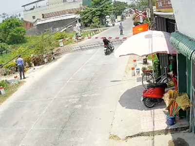 Nam thanh niên điều khiển xe máy tông gãy cần chắn đường sắt ở Quảng Ngãi