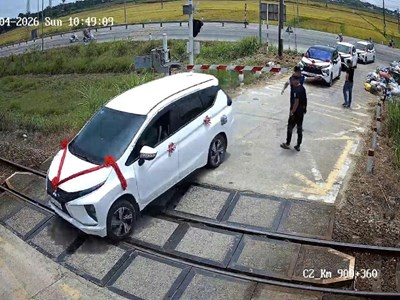 Quảng Ngãi: Xử phạt ô tô đám cưới vượt đèn đỏ, mắc kẹt trên đường sắt