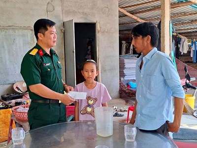 Những “người bố” áo lính gieo mầm hy vọng cho trẻ em khó khăn