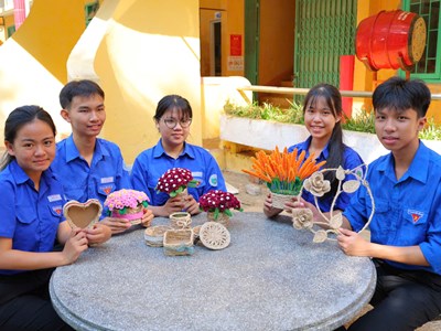 “Hồi sinh” vỏ keo bỏ đi thành đồ thủ công mỹ nghệ