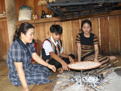 Học sinh đồng bào Ca Dong “đánh thức” giá trị lúa rẫy đại ngàn