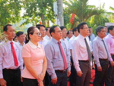 Dâng hương, dâng hoa kỉ niệm 120 năm Ngày sinh nhà cách mạng Trương Quang Trọng