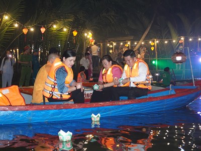 Hàng nghìn hoa đăng thắp sáng đêm rừng dừa Tịnh Khê