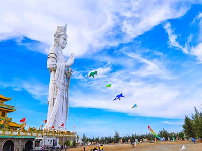Rực rỡ sắc màu diều nghệ thuật bên chùa Minh Đức