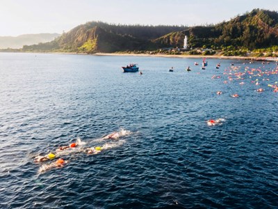 Gần 800 kình ngư chinh phục đường bơi vượt biển Lý Sơn Cross Island 2026