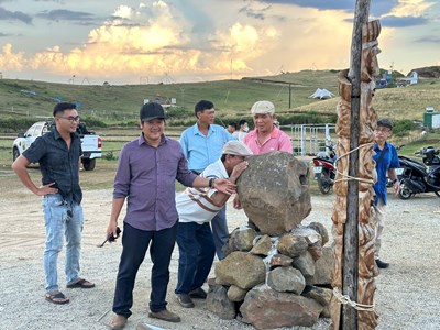 Độc đáo trải nghiệm nghe đá “hát” giữa thảo nguyên Bùi Hui