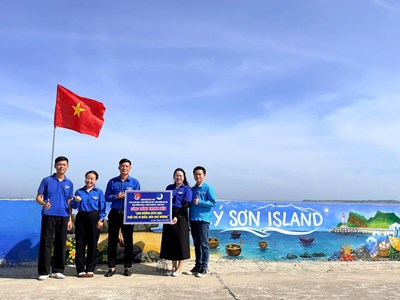 Sắc màu bích họa vun đắp hình ảnh du lịch xanh ở Lý Sơn