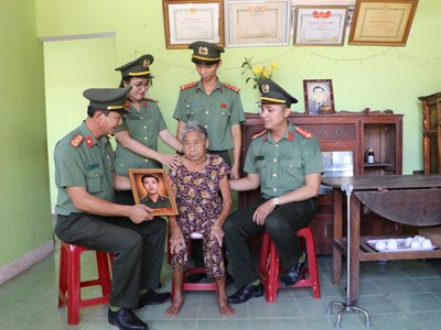 Bức ảnh tri ân – Nối ký ức, vẹn nghĩa ân tình