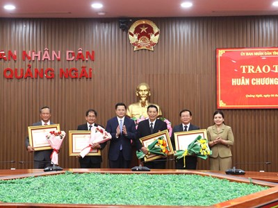 Trao Huân chương Lao động ghi nhận cống hiến của các nguyên lãnh đạo tỉnh