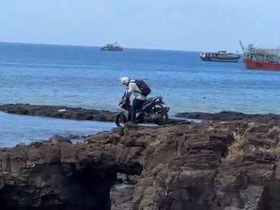 Du khách nước ngoài chạy xe máy lên Di tích quốc gia Cổng Tò Vò