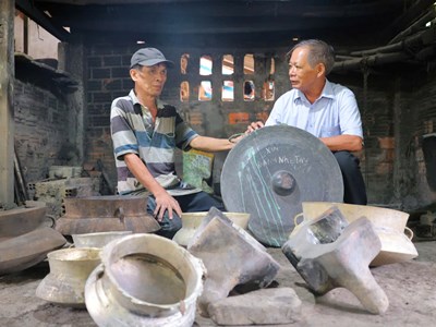 Làng đúc đồng Chú Tượng, còn ai giữ lửa?