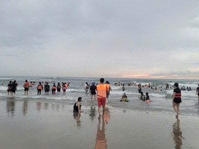 Tổ quản lý bãi biển Mỹ Khê kịp thời cứu 4 du khách gặp nạn