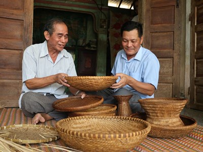 Đôi tay giữ nghề, giữ hồn văn hóa Hrê