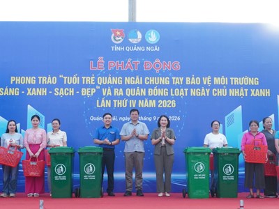 “Áo xanh” Quảng Ngãi chung tay làm sạch môi trường