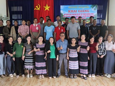 Trao “chìa khóa” văn hóa Hrê cho thể hệ trẻ