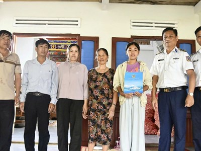 Tiếp sức học sinh khó khăn trên đảo Lý Sơn