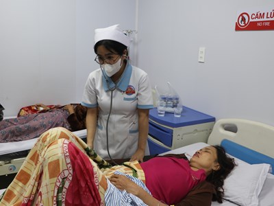 Cùng ăn bánh mì, 8 người trong một gia đình phải nhập viện