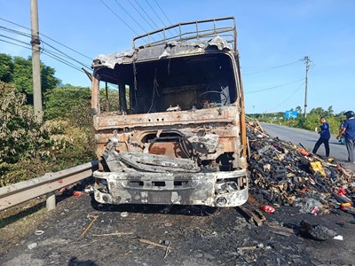 Xe tải cháy trơ khung, hàng hóa tro trên quốc lộ 1