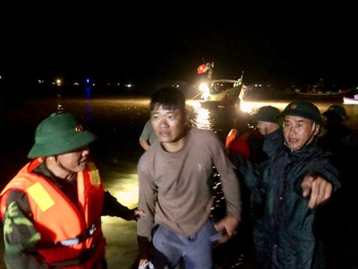 Chìm tàu du lịch ở Thiên Cầm, 30 hành khách cùng nhảy xuống biển 