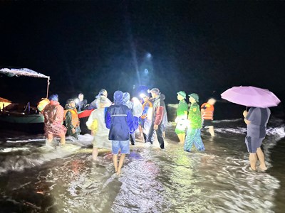 Lật thuyền trên biển Hà Tĩnh, một ngư dân mất tích 