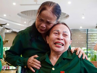 Những giọt nước mắt không khô trong cuộc hội ngộ “thời hoa lửa”