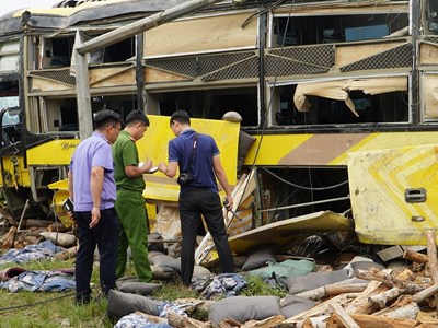 Video ám ảnh hiện trường vụ lật xe khách 10 người tử vong